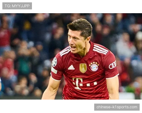 莱万禁区包抄与头球能力依旧顶级 展现纯正中锋价值